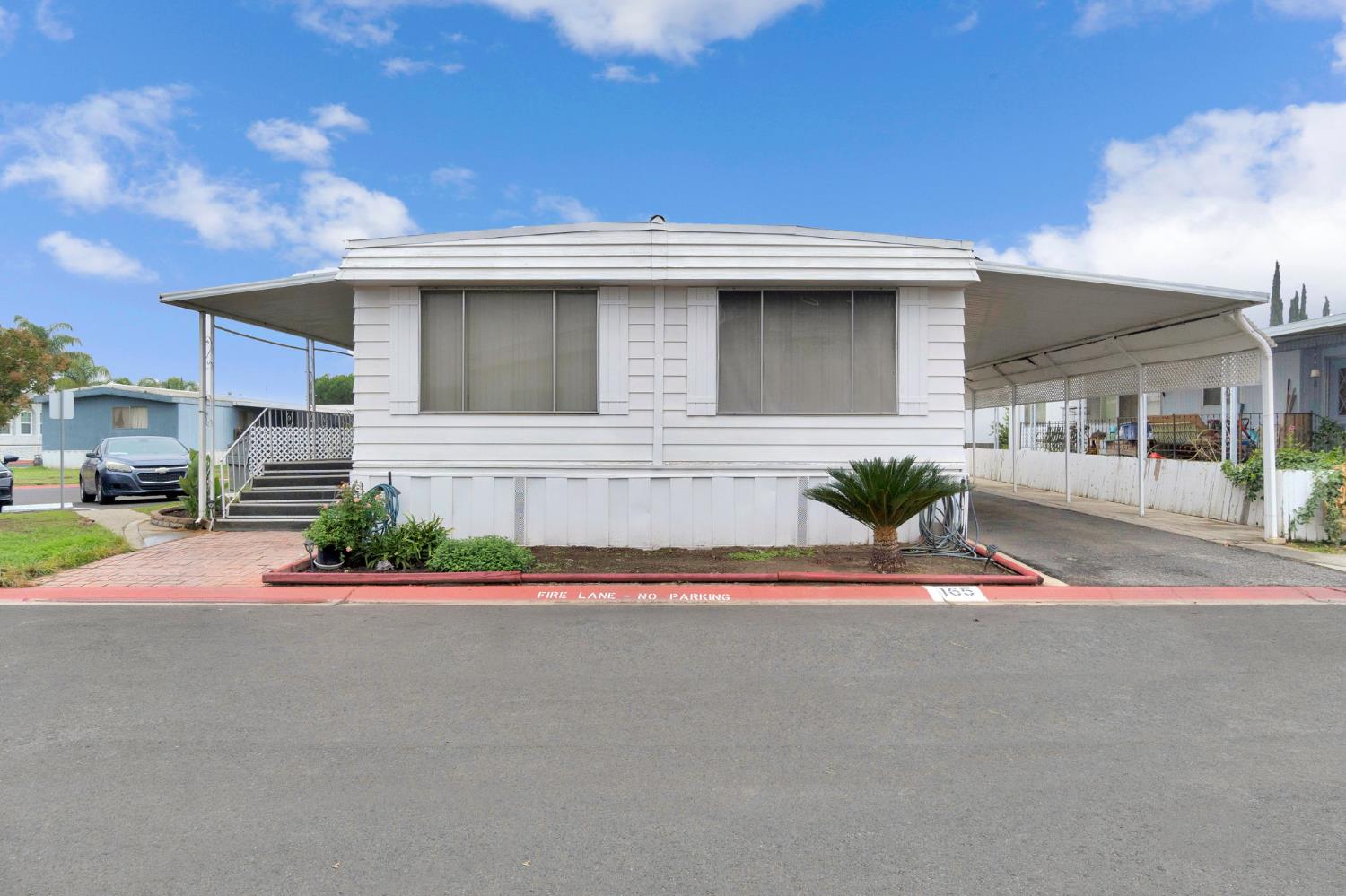 a view of back yard of the house