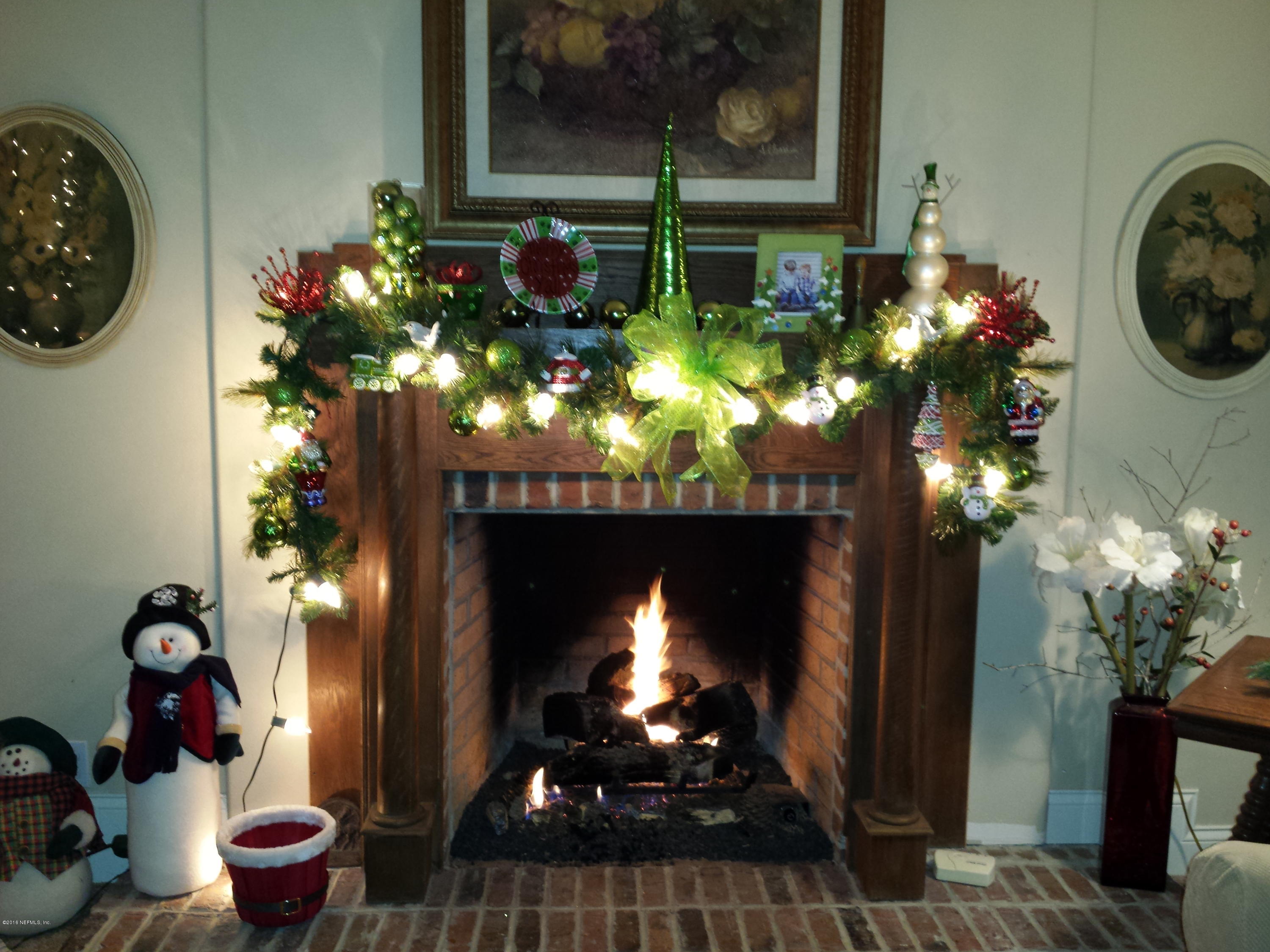 596 Stokes Landing Road Palatka, FL 32177 - Photo 19 of 67 MantleatChristmas