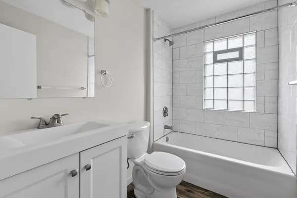$1,800 | 2610 Dupont Avenue South, Unit 2, Minneapolis, MN 55408