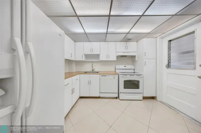 a view of a livingroom with furniture