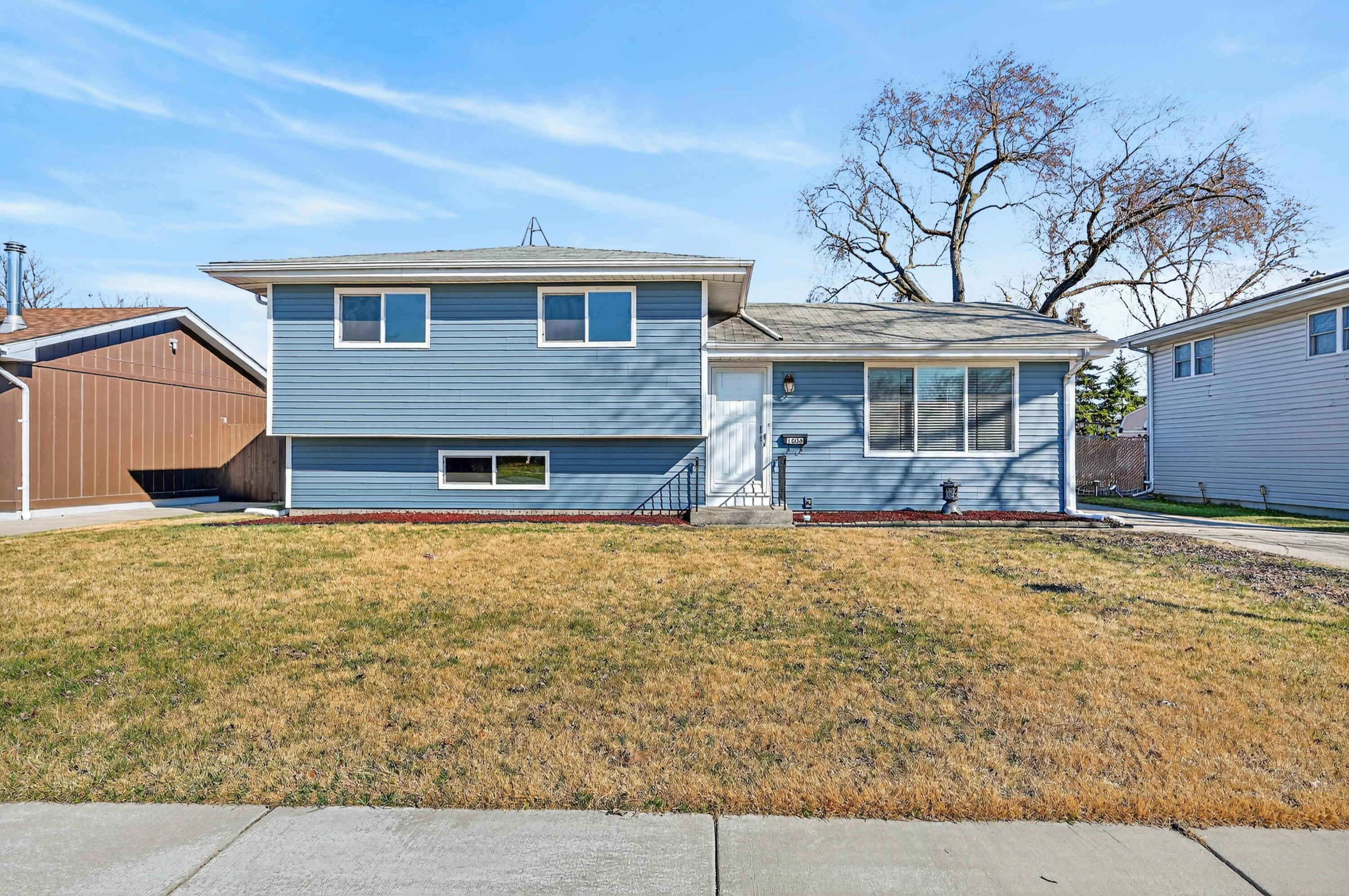 1006 West Ash Street Griffith, IN 46319 - Photo 2 of 25 front view of a house with a yard