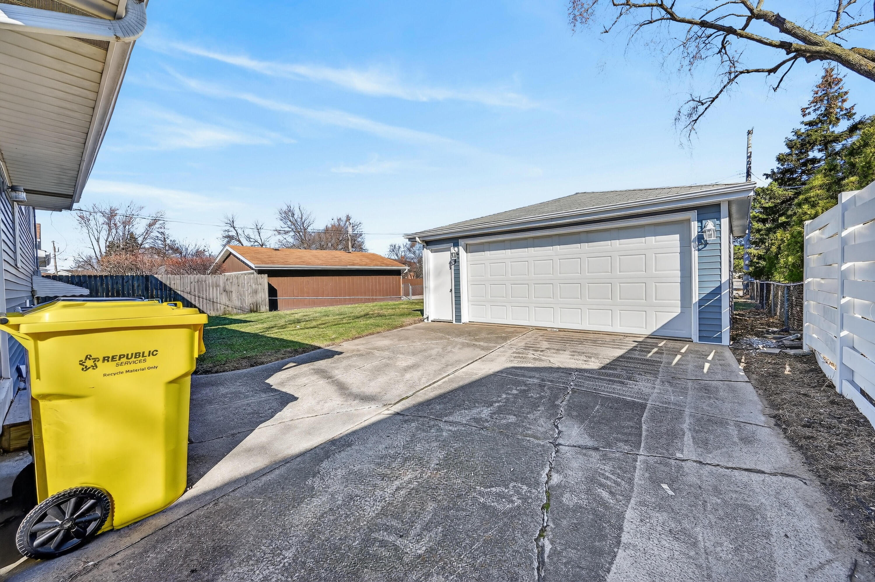 1006 West Ash Street Griffith, IN 46319 - Photo 3 of 25 a view of a back yard of the house