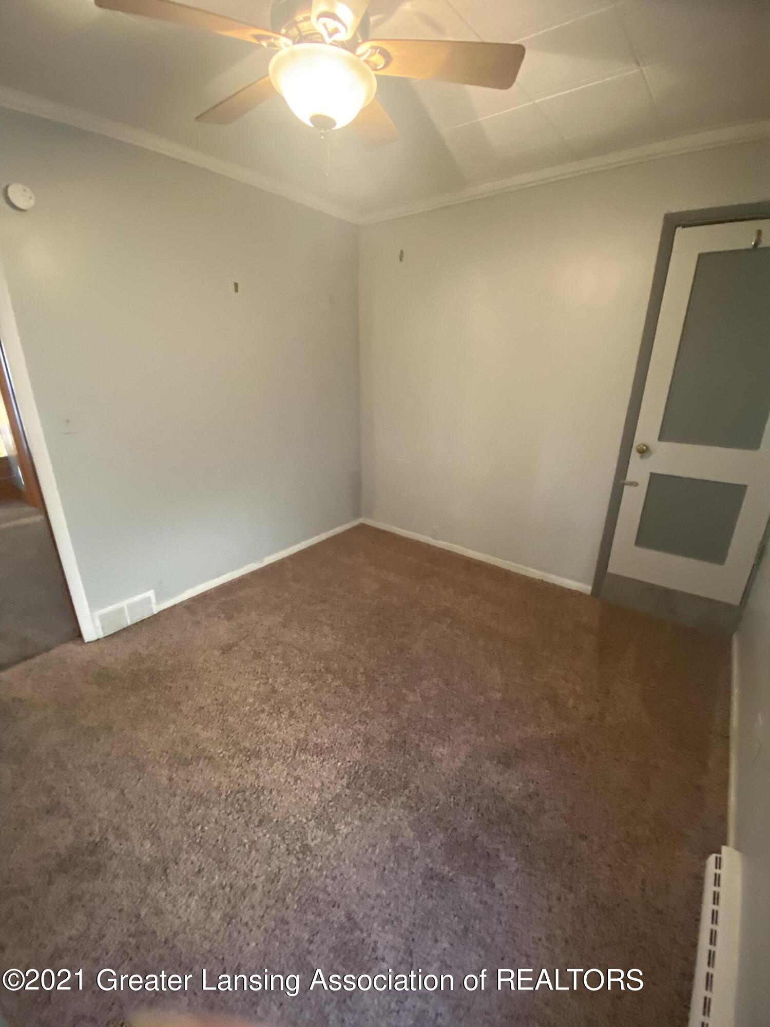 2213 Strathmore Road Lansing, MI 48910 - Photo 14 of 27 059EC909-EFAA-4DE9-90B9-00A4F18A68DD