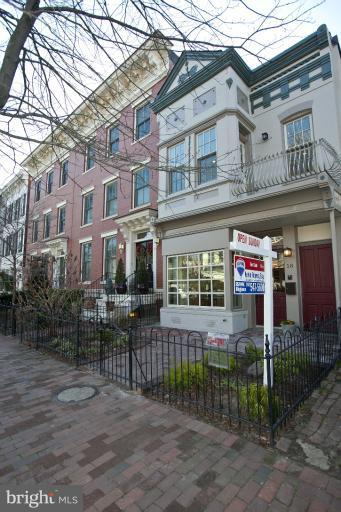 18 7th Street Northeast Washington, DC 20002 - Photo 4 of 27 a front view of a building with many windows
