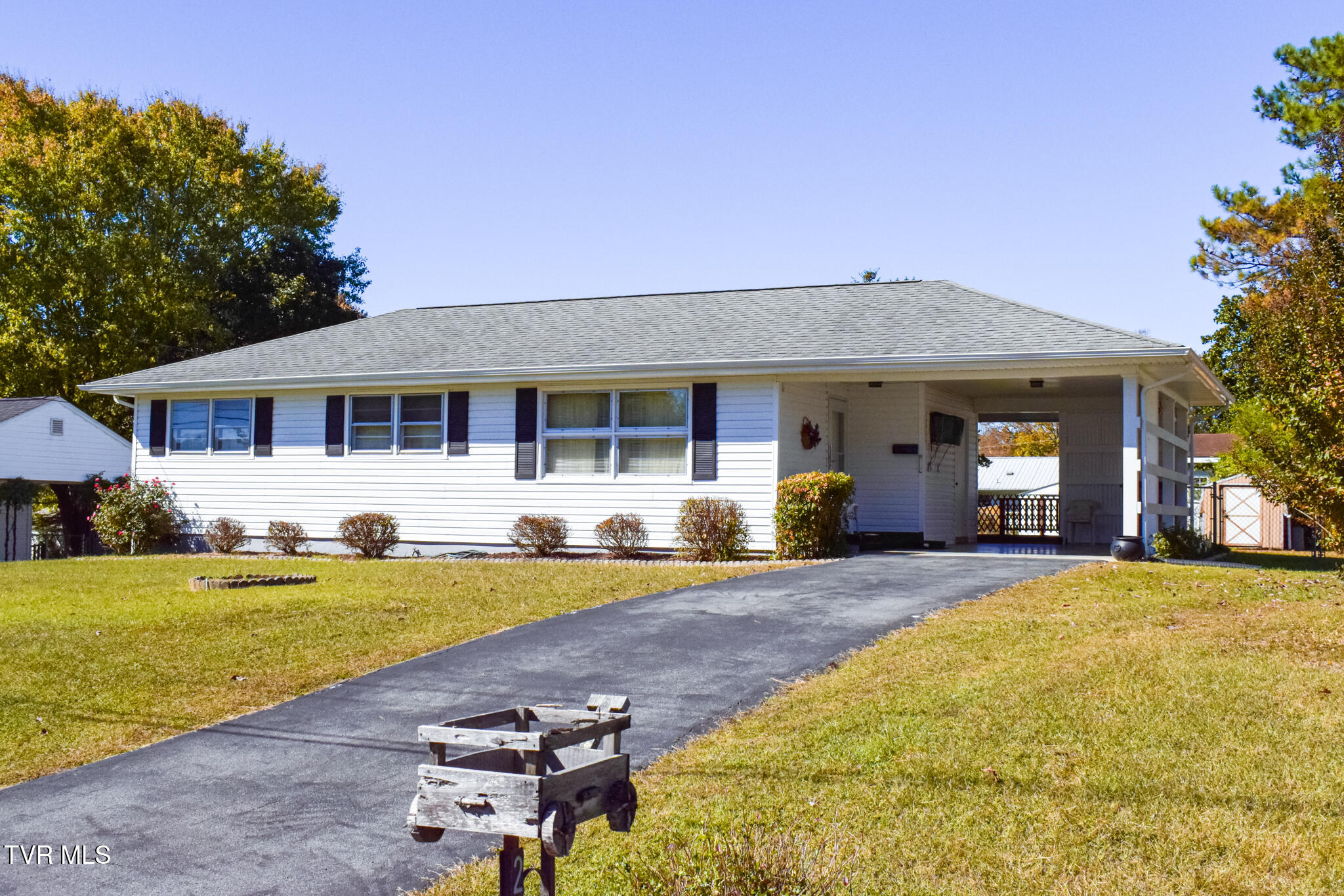 212 Hemlock Road Bristol, TN 37620 - Photo 2 of 23 DSC_0105