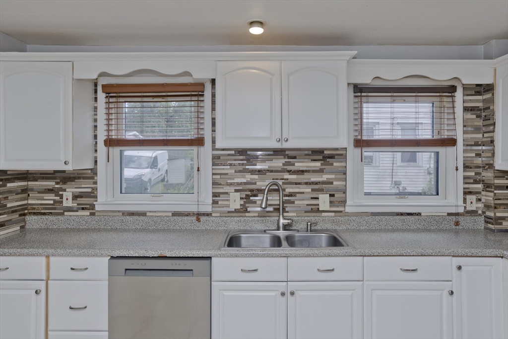 15 Monticello Avenue Springfield, MA 01109 - Photo 3 of 42