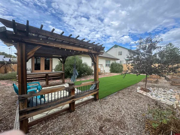 a view of a house with backyard and porch
