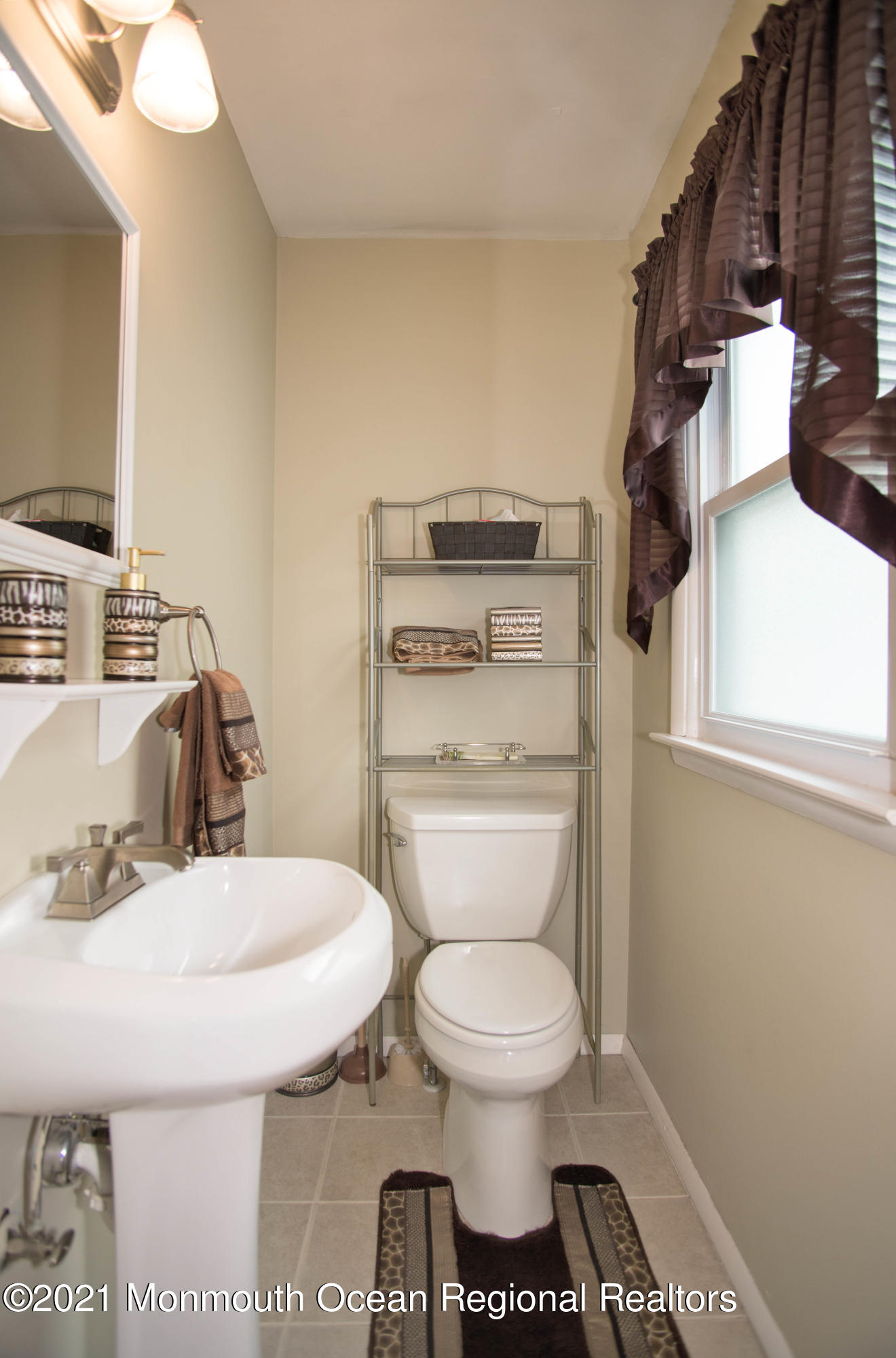 37 Heather Road Toms River, NJ 08753 - Photo 7 of 18 _RMJ9495 half bath