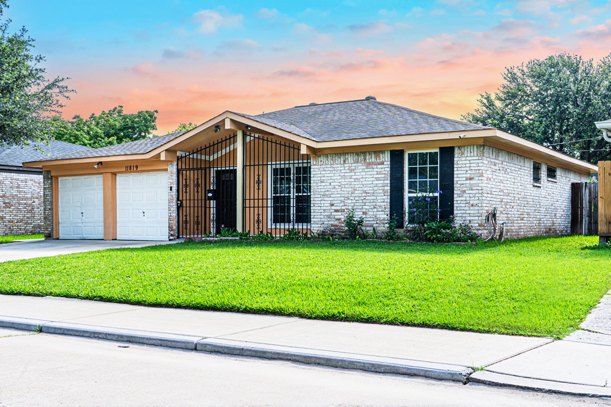 11819 South Ridgewood Circle Houston, TX 77071 - Photo 1 of 31