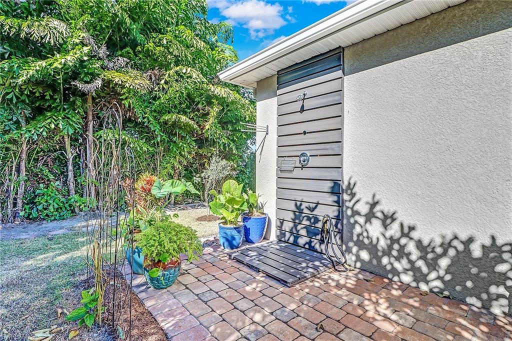 690 Hadley Place East Naples, FL 34104 - Photo 23 of 27 a view of a back yard of the house