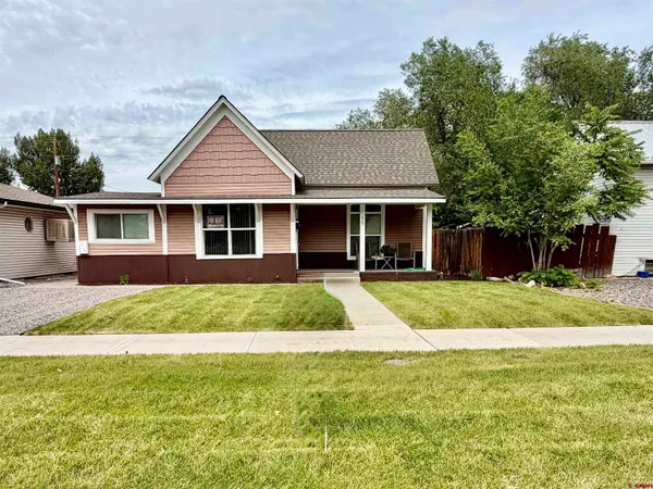 a view of a yard in front of house