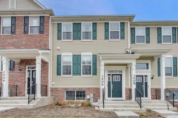$399,000 | 1406 Neubauer Circle, Unit 1904, Lindenhurst, IL 60046
