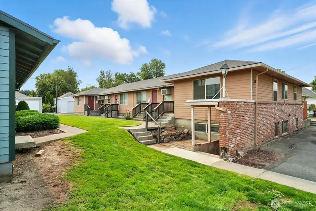 a view of a house with backyard and porch