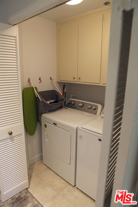 10550 Wilshire Boulevard, Unit 502 Los Angeles, CA 90024 - Photo 20 of 25 a utility room with dryer and washer