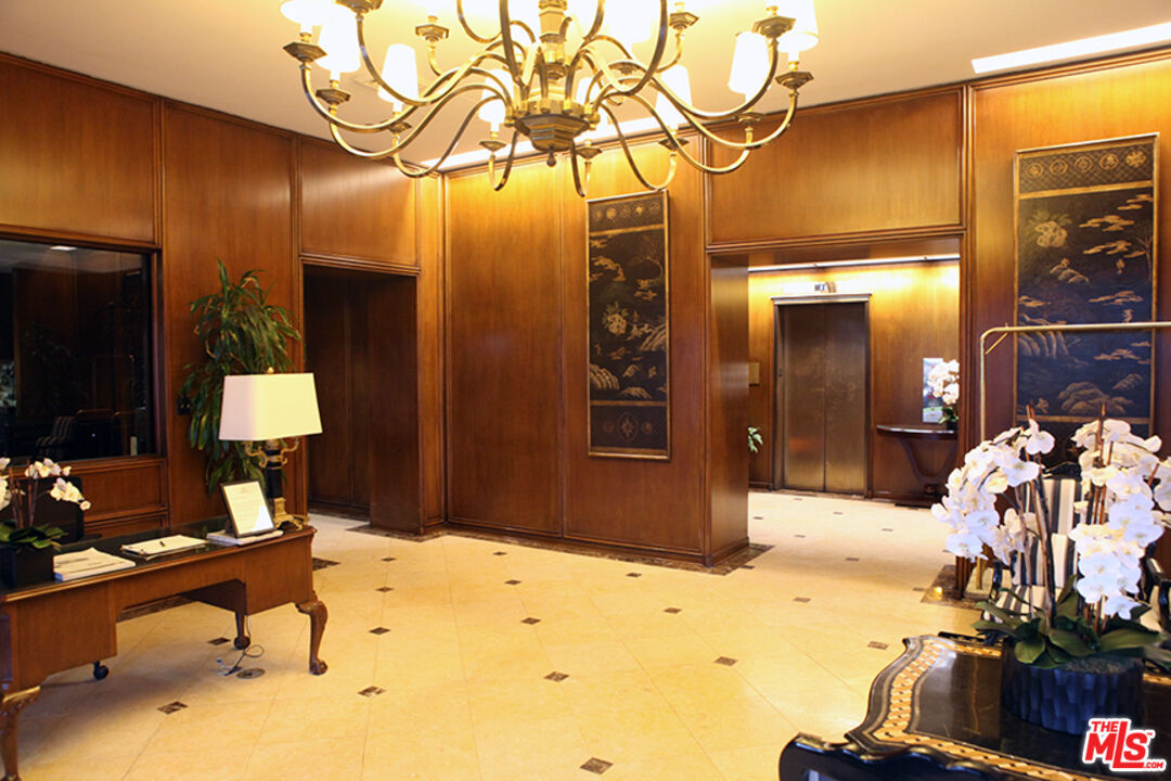 10550 Wilshire Boulevard, Unit 502 Los Angeles, CA 90024 - Photo 22 of 25 a view of a interior of the house