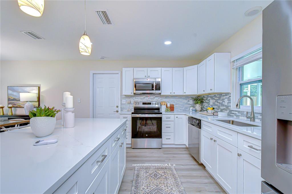 2167 Lakeview Road Clearwater, FL 33764 - Photo 9 of 31