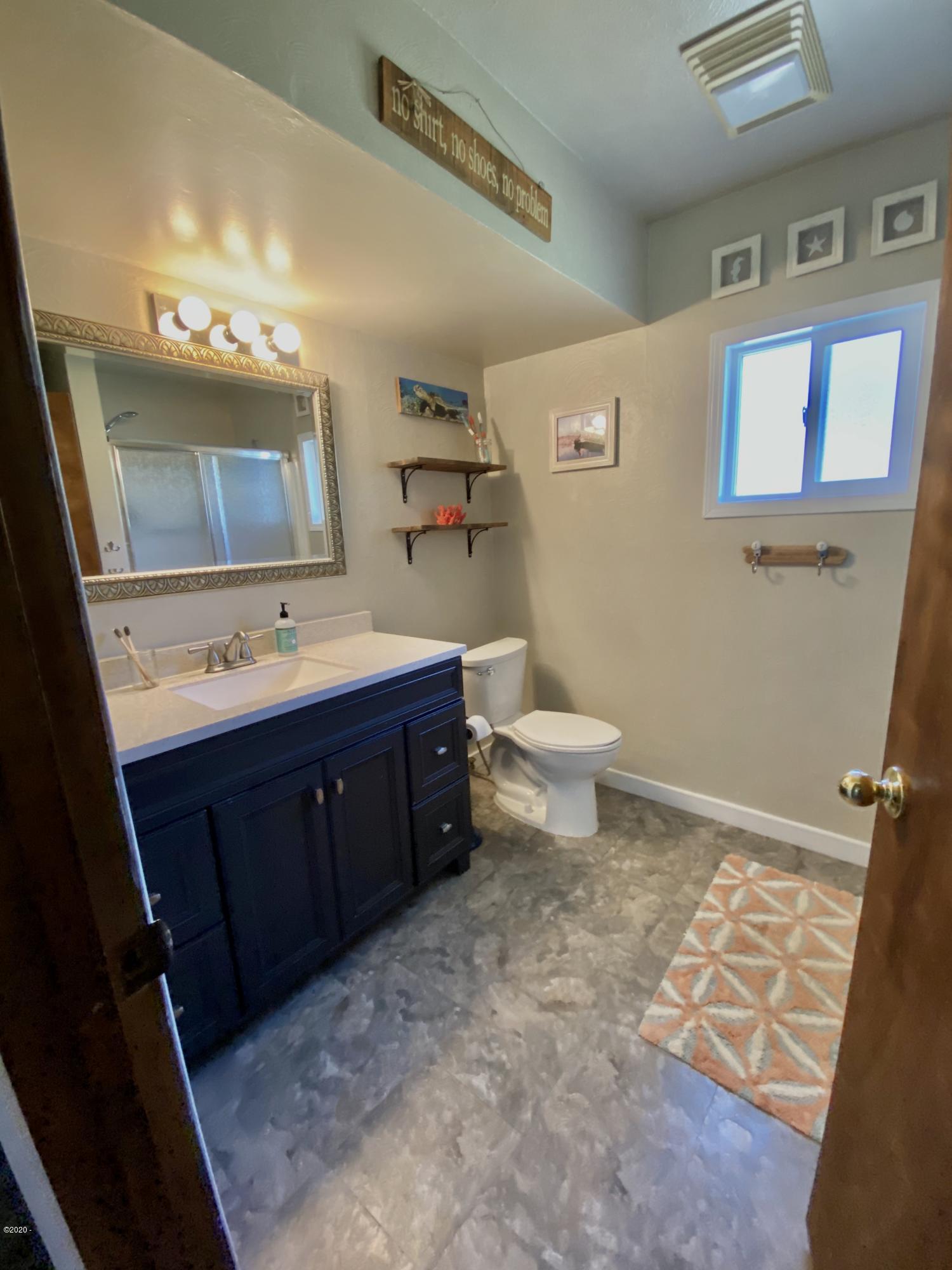 33985 Highway 22 Hebo, OR 97122 - Photo 16 of 40 Main Bath