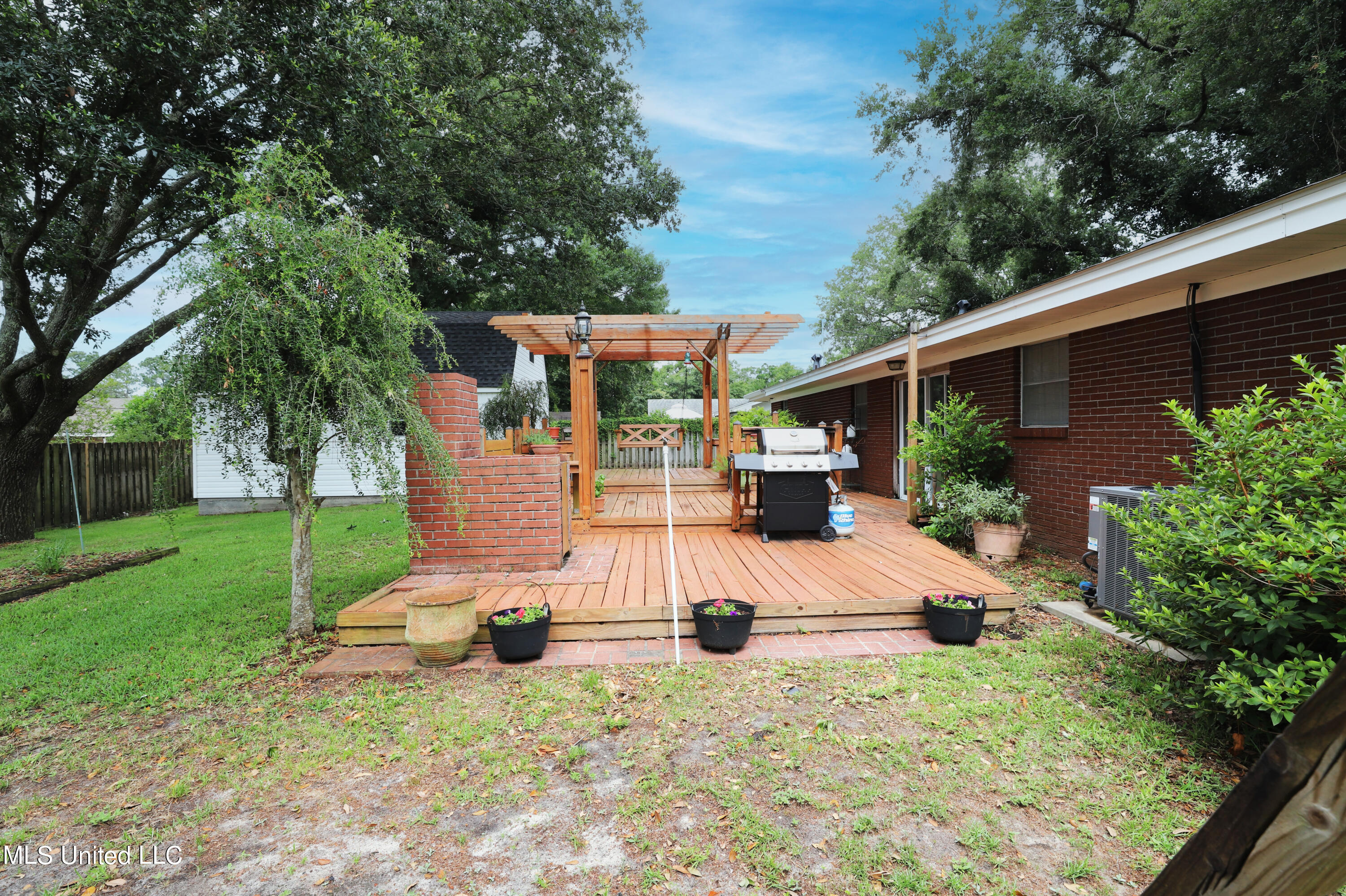 2521 Meadow Road Biloxi, MS 39531 - Photo 25 of 29 Deck