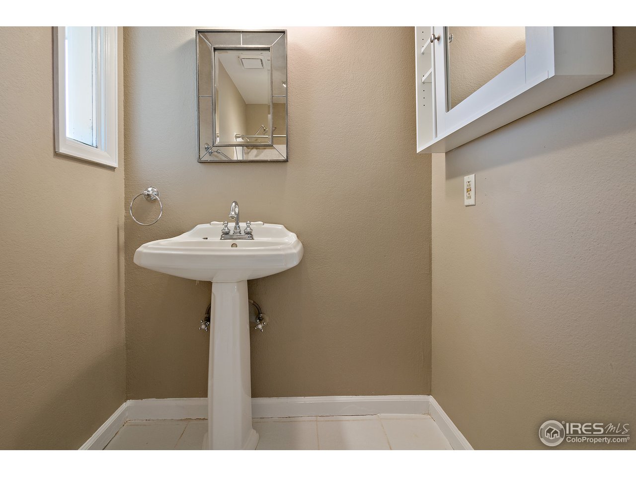 9088 North Awl Road Parker, CO 80138 - Photo 18 of 40 a bathroom with a sink and a mirror