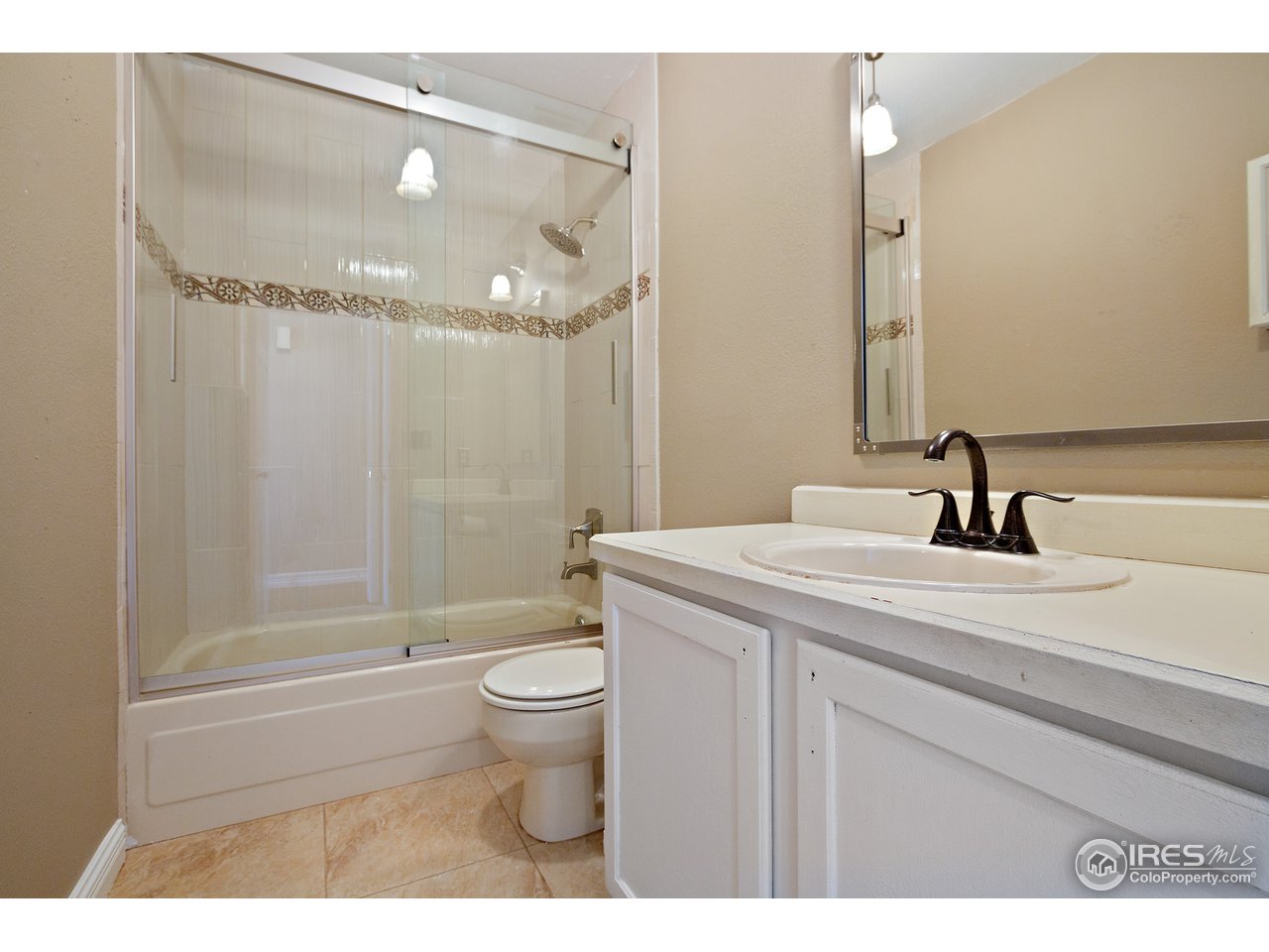 9088 North Awl Road Parker, CO 80138 - Photo 20 of 40 a bathroom with a sink a toilet and shower
