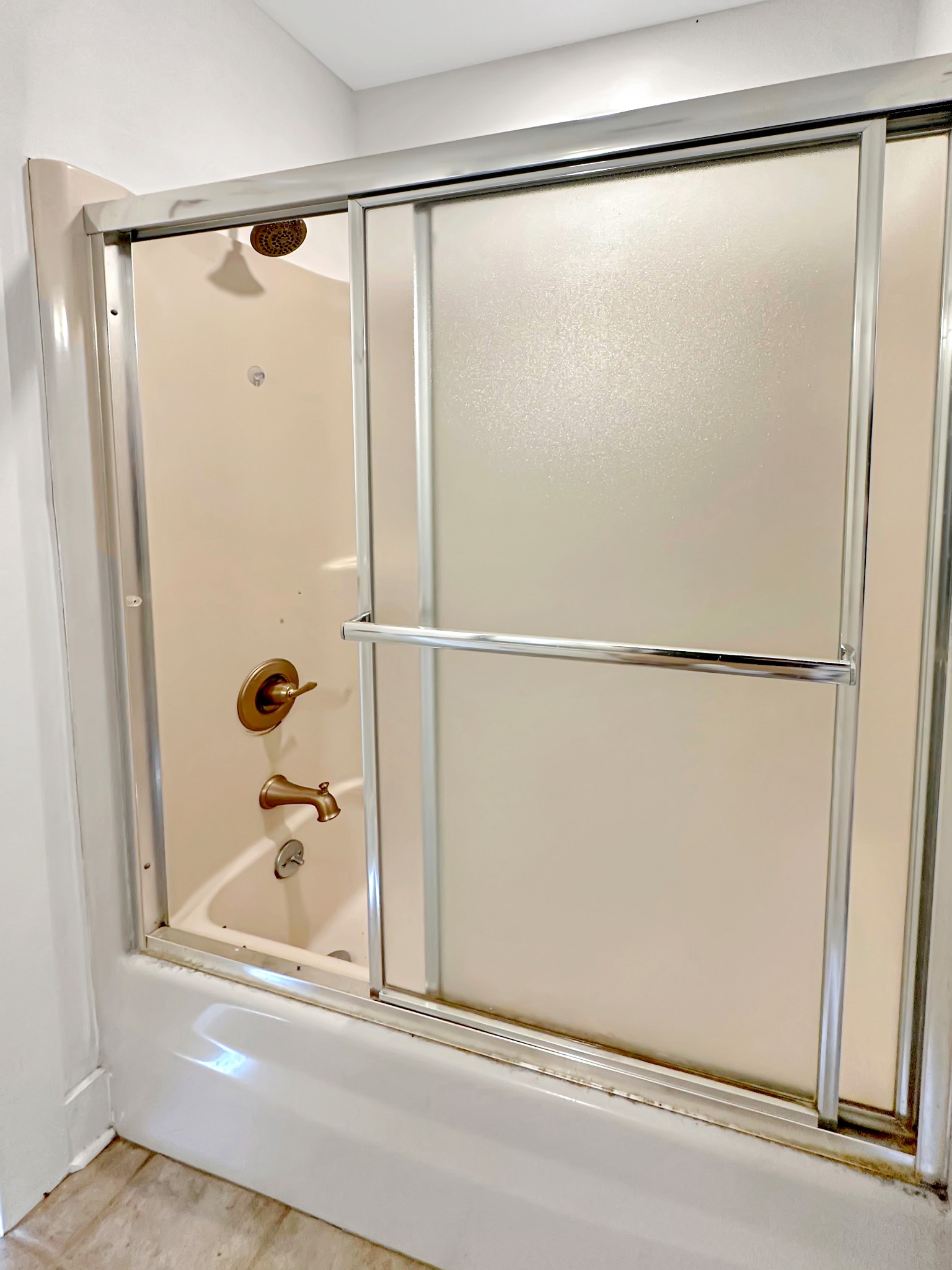 1041 Old Mt Vernon Road Bethpage, TN 37022 - Photo 21 of 46 a bathroom with a bathtub