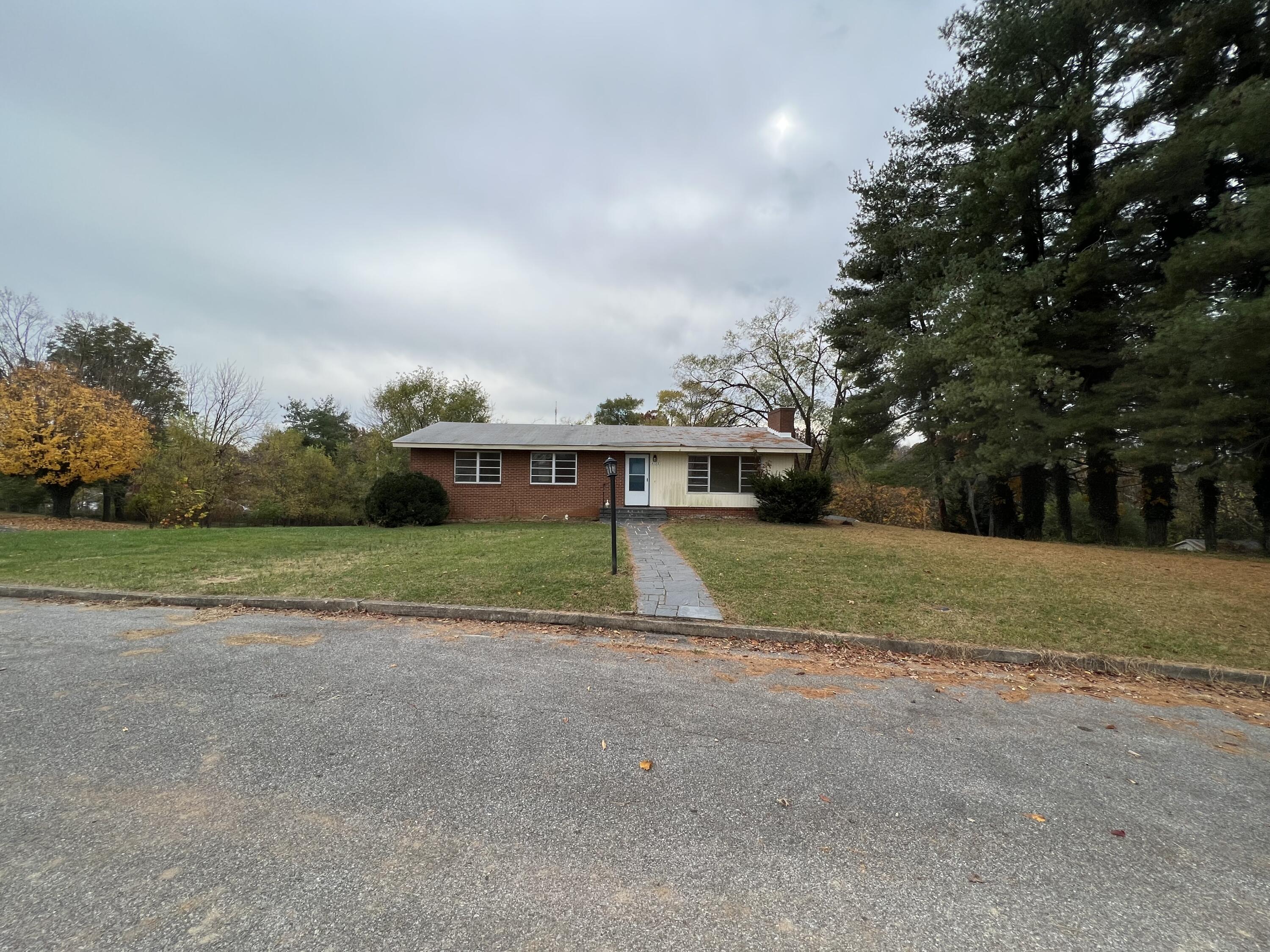 4122 High Acres Road Northwest Roanoke, VA 24017 - Photo 6 of 54 Photo Nov 02 2022, 2 29 59 PM