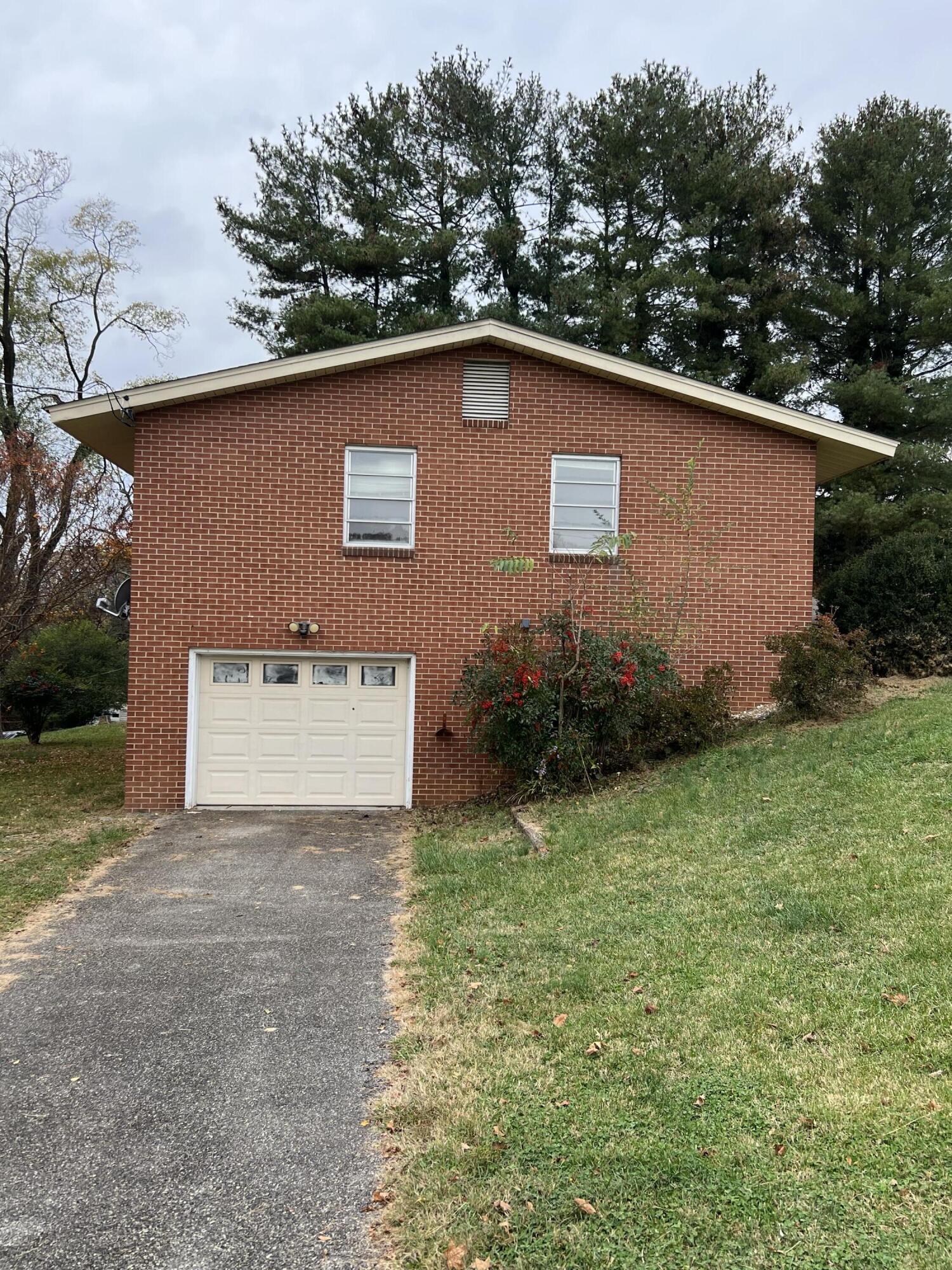 4122 High Acres Road Northwest Roanoke, VA 24017 - Photo 10 of 54 Photo Nov 02 2022, 2 30 56 PM