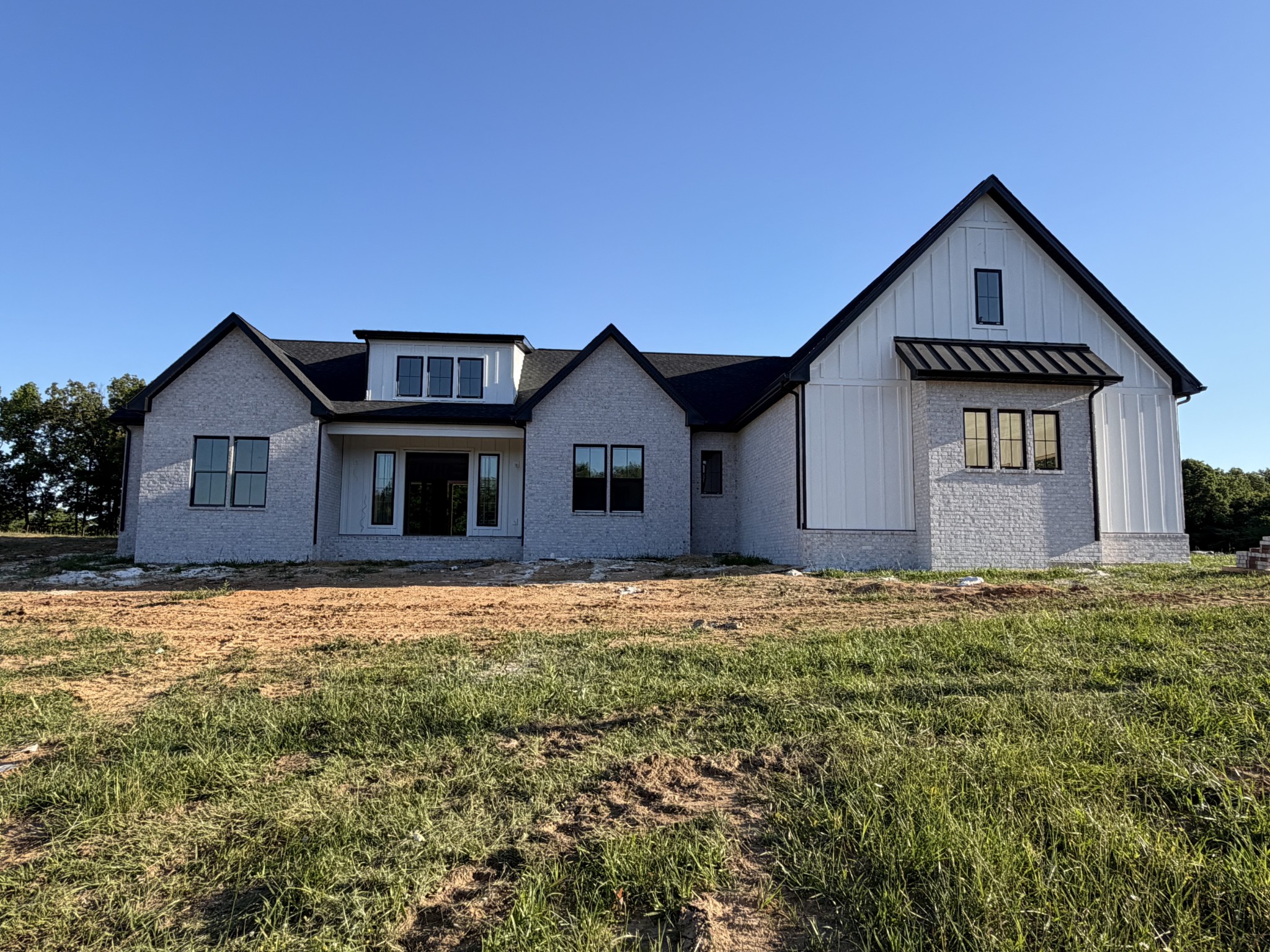 5 Pace Road Clarksville, TN 37043 - Photo 2 of 20 a front view of a house with garden
