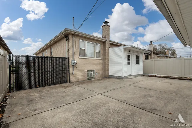 a picture of a bench in the floor