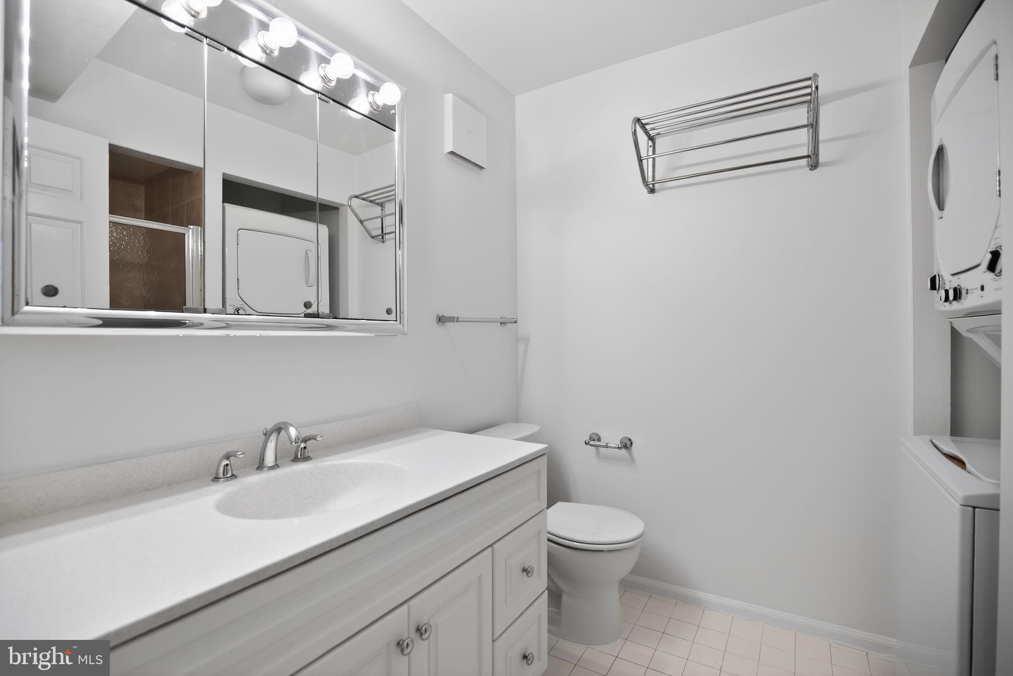 275 South 3rd Street Philadelphia, PA 19106 - Photo 13 of 17 3rd Floor: Hall Bath with Laundry