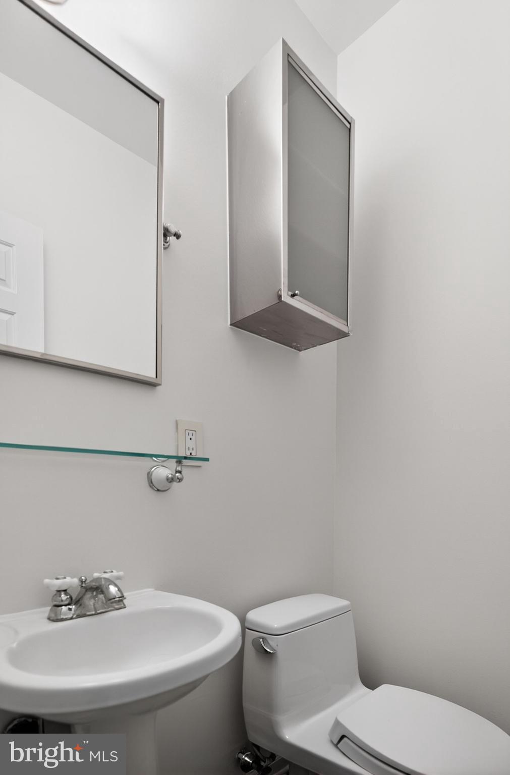 275 South 3rd Street Philadelphia, PA 19106 - Photo 8 of 17 1st Floor Powder Room