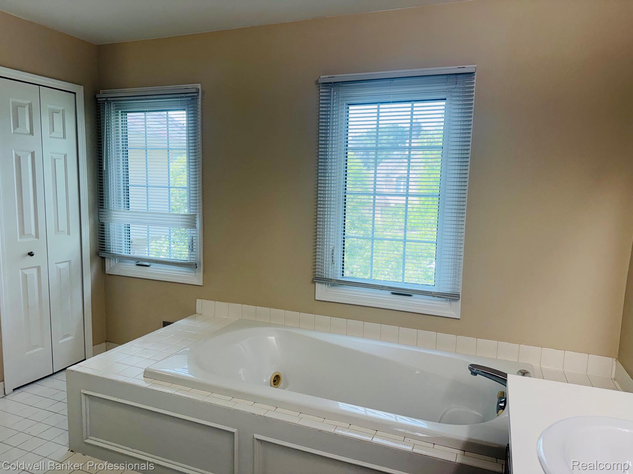 171 Millstone Road Troy, MI 48084 - Photo 20 of 39 Lots of natural light in the master bath