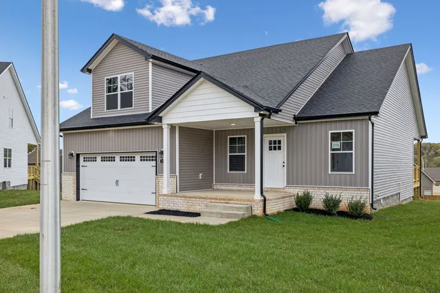 a view of a house with backyard