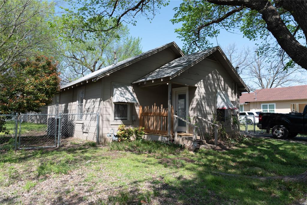 707 Ritchey Street Gainesville, TX 76240 - Photo 2 of 14