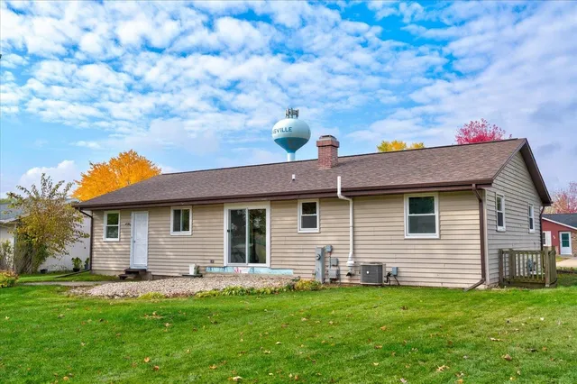 $330,000 | 90 East Countryside Drive, Evansville, WI 53536