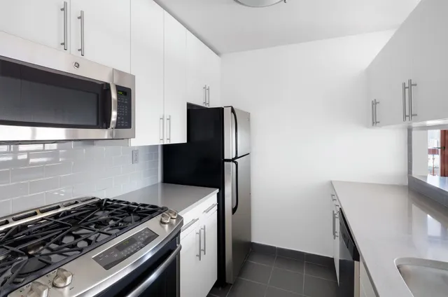 $4,925 | 260 West 52nd Street, Unit 21D | Theater District