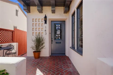 a view of an entryway with a workspace
