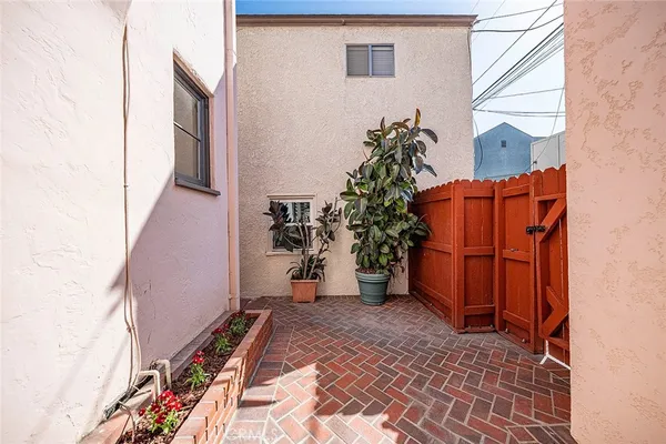 $1,450,000 | 143 Claremont Avenue, Long Beach, CA 90803