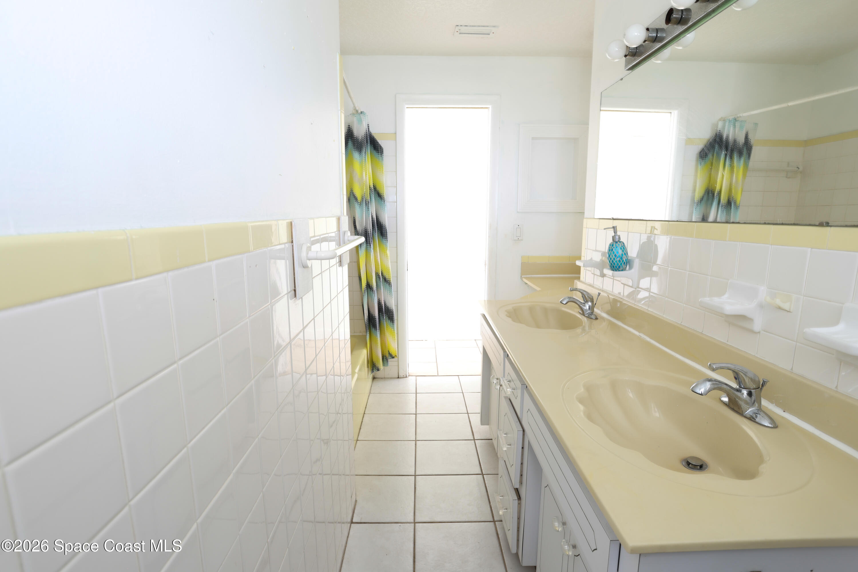 2375 Ricky Road Melbourne, FL 32935 - Photo 14 of 41 a bathroom with a sink and a bathtub