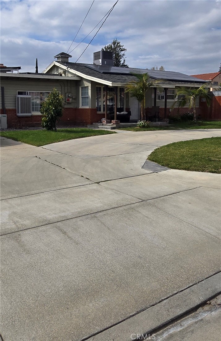 1788 North Acacia Avenue Rialto, CA 92376 - Photo 1 of 1 Front of the house circular driveway