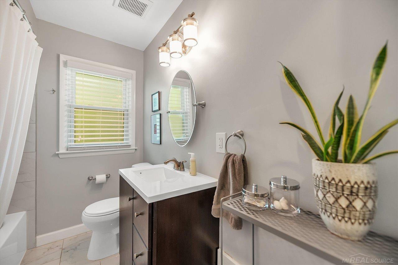 2406 West Webster Road Royal Oak, MI 48073 - Photo 21 of 42 50043968-20.JPG