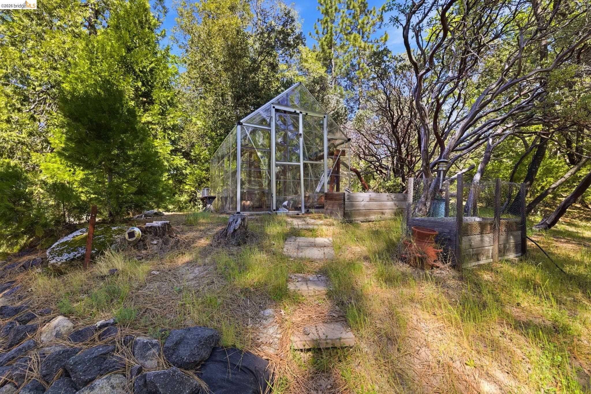 22555 South Fork Road Sonora, CA 95370 - Photo 11 of 35 a view of a house with pool and sitting area