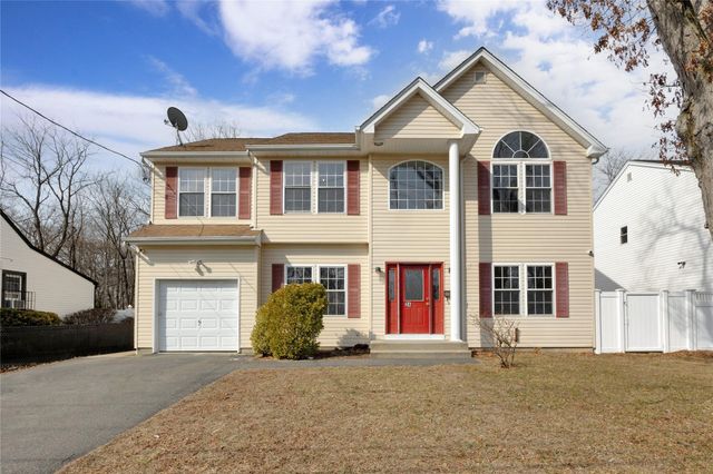 $710,000 | 2 A Rosewood Avenue, Amityville, NY 11701