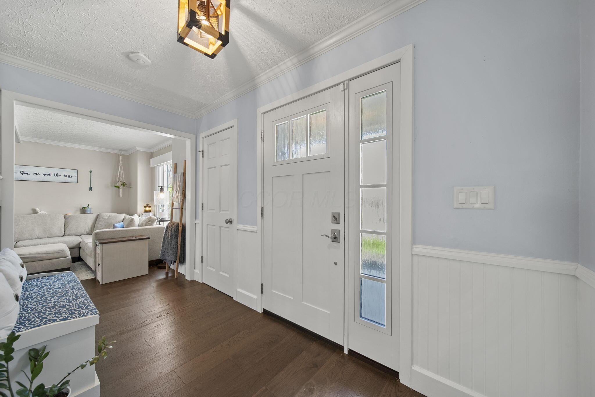 5369 Roscommon Road Dublin, OH 43017 - Photo 3 of 36 Entryway