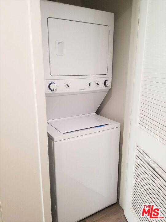 744 Hartford Avenue, Unit 301 Los Angeles, CA 90017 - Photo 5 of 15 a utility room with dryer and washer