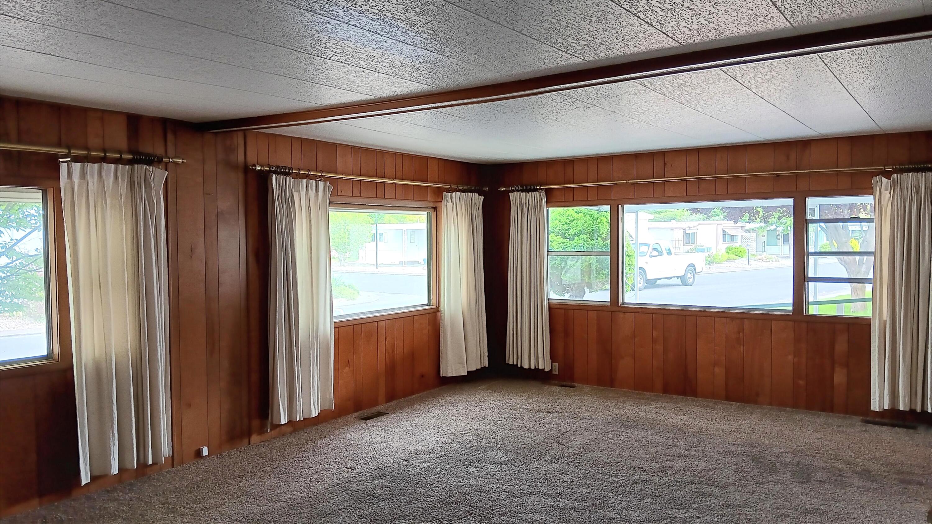 2252 Table Rock Road, Unit SPC 81 Medford, OR 97501 - Photo 4 of 17 Living Room