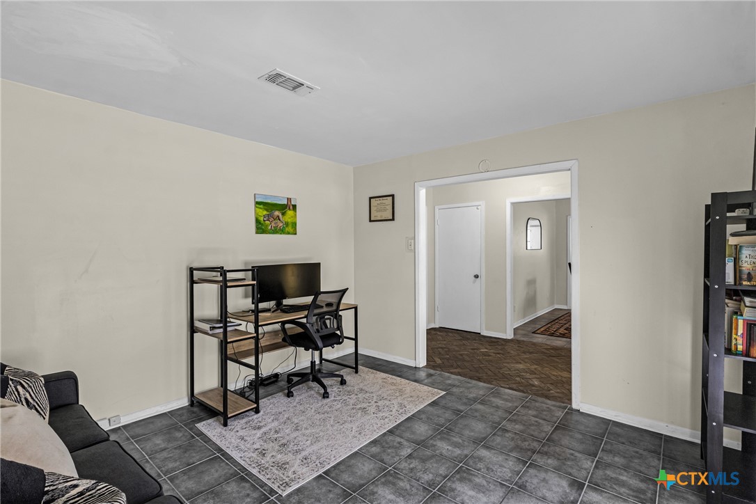 1604 North Cleveland Avenue Cameron, TX 76520 - Photo 11 of 46 a work room with furniture and a rug