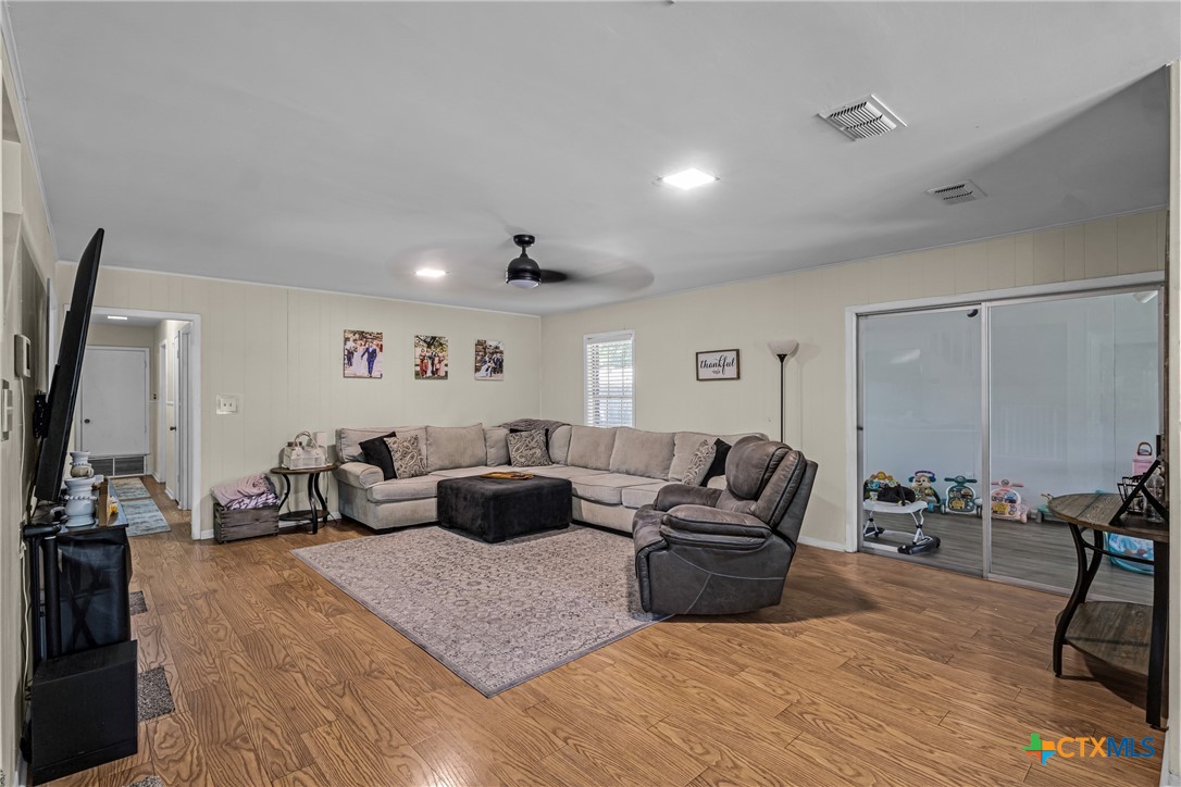 1604 North Cleveland Avenue Cameron, TX 76520 - Photo 14 of 46 a living room with furniture