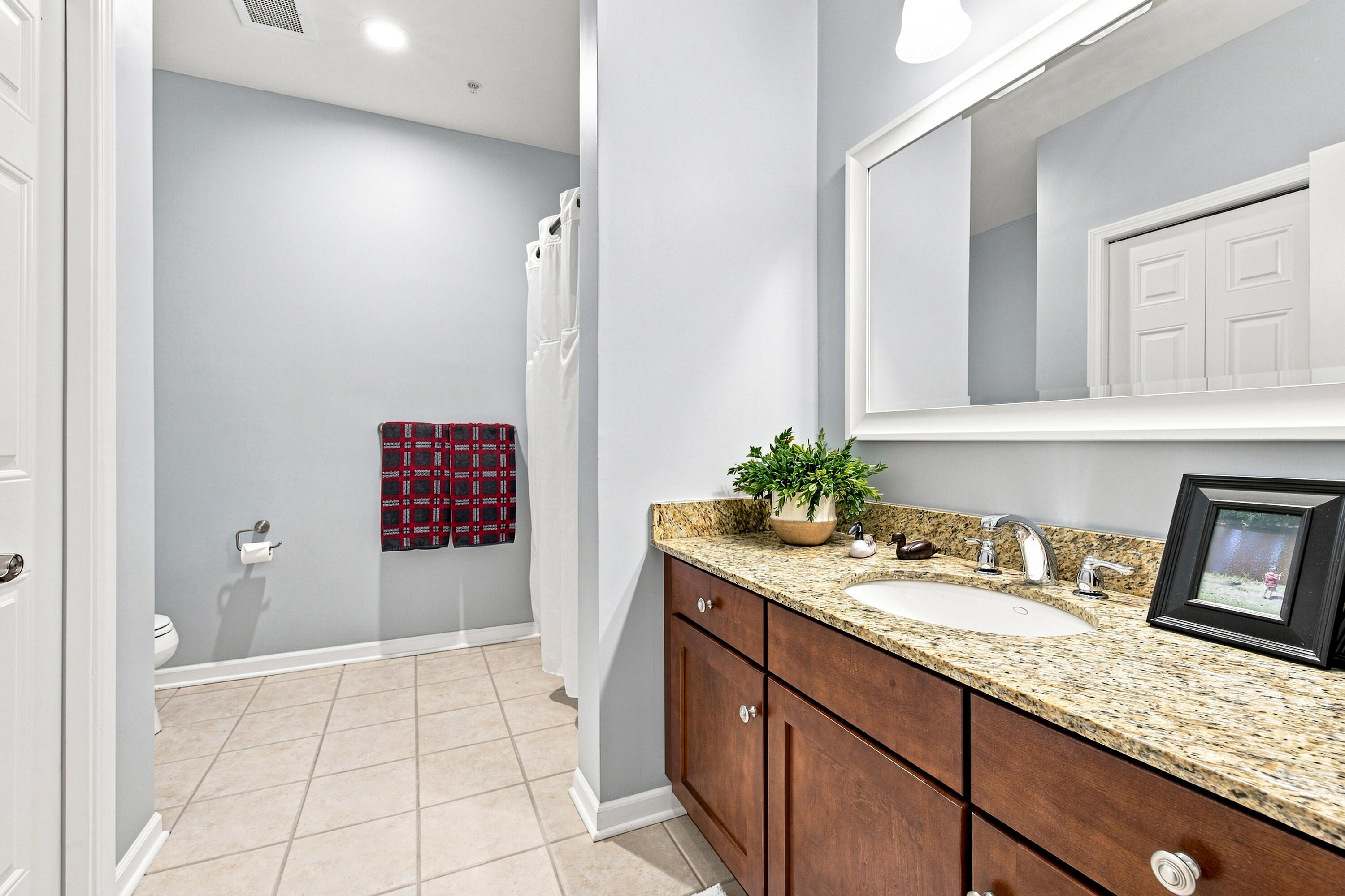 4 Gas Light Drive, Unit 307 Racine, WI 53403 - Photo 25 of 40 Full Bathroom with Walk-in Shower