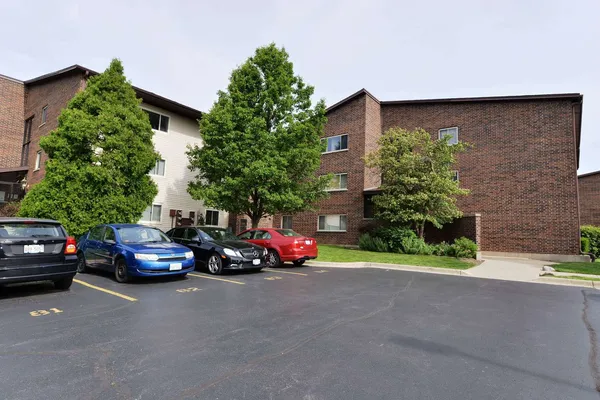$1,650 | 650 Perrie Drive, Unit 301, Elk Grove Village, IL 60007